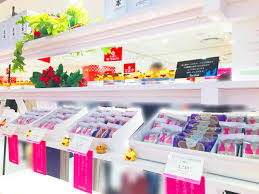 Jan 13, 2021 · 「tartine（タルティン）」はタルトを中心にチョコレートや焼菓子が人気のスィーツブランドです。美味しいだけでなく、おしゃれでかわいいパッケージで人気を集めています。現在唯一の常設店、東武百貨店池袋店は連日行列ができ混雑しているそうですよ äººæ°—æ²¸é¨°ã® ã‚¿ãƒ«ãƒ†ã‚£ãƒ³ ãŒé˜ªç¥žç™¾è²¨åº—ã«ç™»å ´ ã‚ªãƒ¼ãƒ‰ãƒªãƒ¼ä¸¦ã¿ã®äººæ°—ã¶ã‚Šã§å®Œå£²