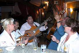 la table des baumelles restaurant soirees gitanes les saintes maries de la mer camargue