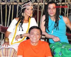 مسلسل فرقة ناجي عطا الله بطولة الزعيم عادل إمام، ومجموعة من ألمع النجوم منهم أنوشكا، أحمد السعدني، محمد عادل إمام، نضال الشافعي، محمد البزاوي، عمرو رمزي، وبمشاركة عدد كبير من الفنانين العرب. Ù…Ø±ÙˆØ© Ø§Ù„Ø£Ø²Ù„ÙŠ ØªØ³ØªØ¹ÙŠØ¯ Ø°ÙƒØ±ÙŠØ§Øª Ù…Ø´Ø§Ø±ÙƒØªÙ‡Ø§ ÙÙŠ Ù…Ø³Ù„Ø³Ù„ ÙØ±Ù‚Ø© Ù†Ø§Ø¬ÙŠ Ø¹Ø·Ø§ Ø§Ù„Ù„Ù‡ ÙƒÙ„Ø§Ù… Ø§Ù„Ù†Ø§Ø³ Ø§Ù„ÙŠÙˆÙ…