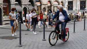 Dans Les Rues Pietonnes De Lille Le Port Du Masque Applique Un Max