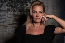 Jetzt, wo sie vom wendler getrennt ist, legt sie richtig los und es scheint als würde sie mit sebasstian fobe anbandeln. Claudia Norberg Rudert In Sachen Liebe Zuruck Schlager De