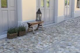 Kopfsteinpflaster Mit Gartendeko Gardendesign Garten Gartengestaltung Architektur Landschaft Landschafts Kopfsteinpflaster Hofeinfahrt Vorgarten Terrasse