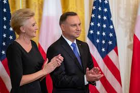 Vi̇rüs ülkemi̇ze ukraynali göçmenlerden geldi̇ duda, telefon konuşmasının duda, rusya devlet başkanı vladimir putin ile bu konuda anlaşmazlıkların olduğunu belirterek, putin ile. Agata Kornhauser Duda Wyrwala Prezydentowi Telefon I Zbesztala Kogo Krknews