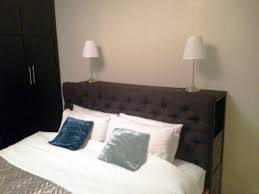 Selon ce concept, les rayonnages ou les cases sont dissimulés dans l'épaisseur de la tête de lit, et coulissent latéralement. Tete De Lit Avec Rangement