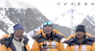 문재인 대통령이 과거 조난사고로 열손가락을 모두 잃은 김홍빈 대장이 히말라야 14봉을 모두 등정한 것에 대해 축하 메시지를 보냈습니다. J47x40rdlgk Xm