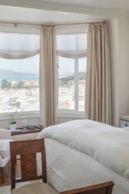 Se gli spazi sono contenuti, e magari minimalisti potrete utilizzare poi nastri o fiocchi per raccogliere le tende e permettere l'ingresso della luce nella stanza da letto. Tende Per La Camera Da Letto 51 Foto Nuovi Articoli Nel 2018 Come Scegliere I Modelli Doppi E Il Blackout Sul Lato Sud Della Stanza Belle Idee Negli Interni