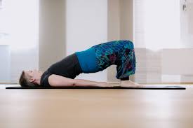 Setu bhanda sarvangasana is a restorative back bending pose. Schulterbrucke Setu Bandha Sarvangasana Ganzheitliche Mentorin Lebensbegleitung Leben Nach Brustkrebs