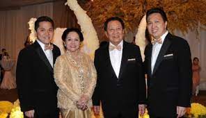 Sosok istri erick thohir, elizabeth tjandra pun menjadi perbincangan banyak pihak, berikut biodata elizabeth tjandra. Simak Kehidupan Ayah Erick Dan Boy Thohir Dari Lahir Melarat Hingga Jadi Konglomerat