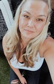 Tell me what you’d like some tips on! , I love everything hair and make up.  Hairstylist of 11 years. , #ochairstylist , #beyoumama , #hairstylingtips ,  #veganproducts🌱 , #momlifestyleblogger , ...