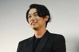 ディーン・フジオカさんは、2004年に香港を拠点に芸能活動を始め、中国語が堪能です。 そのため、国籍も中国だと思われがちですが、福島県須賀川市で生まれ、幼少期まで同市内で生活していたことから、 国籍は日本 となります。 ディーン・フジオカさんの本名は、「 藤岡竜雄（ふじおか. ãƒ‡ã‚£ãƒ¼ãƒ³ ãƒ•ã‚¸ã‚ªã‚« è£¸ng ã§ç¾å ´æ··ä¹± ãƒ‡ã‚¤ãƒªãƒ¼æ–°æ½®