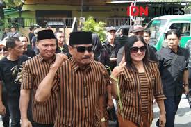 Penyerahan dokumen perbaikan syarat calon. Lawan Gibran Di Pilkada Solo 2020 Bajo Pede Raup 81 Persen Suara