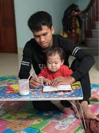 Khi cháu bé rơi tự do xuống, tôi chỉ kịp đỡ cháu để bé không rơi thẳng xuống đất, anh. 0br9j Xc1xyo9m