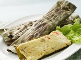 .terlihat memotong tempe menjadi tipis, kemudian memanggangnya di atas wajan tanpa minyak. Lagi Diet Resep Masakan Tanpa Minyak Ini Wajib Anda Coba