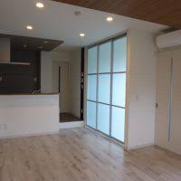 デザイン性のあるアウトセット 富山県小矢部市 木製建具などの設計 製造 会社概要 製品紹介 株 山崎はスライディングウォール アウトセット スライド仏間 変則折戸 半自動引戸 スライデックスなどの動く建具オーダーメイドメーカーです 木製建具 建具