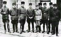 Türk topçu askerler, başkomutanlık meydan muharebesi sırasında bir türk süvari birliğinin ileri harekâtı, taarruza katılacak son birliklerin tören ve dualarla ulus meydanı'ndan cepheye uğurlanışı, türk kurtuluş savaşı batı cephesi'nde türk piyade birlikleri hücum için siperlerde beklerken, geri. Buyuk Taarruz Vikipedi