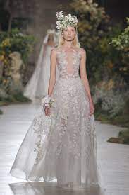So werden unter reem acra bridal anmutige brautkleider aus feinsten stoffen wie seidenjacquard, chiffon, jersey, crepe und tüll kreiert. Pin Auf Vestidos De Novia Reem Acra 2019