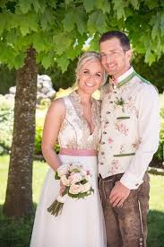 Sowohl Fur Die Glamourose Hochzeit Als Auch Fur Die Lockere Gartenhochzeit Geeignet Sich Tracht Hochzeit Hochzeitskleid Dirndl Braut Dirndl Dirndl Hochzeit