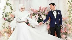 Medan — roger danuarta dan cut meyriska telah resmi berstatus sebagai pasangan suami istri. Sebar Undangan Cut Meyriska Dan Roger Danuarta Akan Nikah 17 Agustus