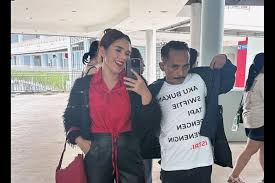 Kisah di Balik Viralnya Ulfa Merdeka yang Suaminya Nonton Konser Taylor  Swift di Singapura Halaman all - Kompas.com