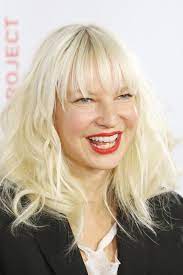 Stream tracks and playlists from sia on your desktop or mobile device. Die Sangerin Sia Luftet Ein Grosses Geheimnis Gala De