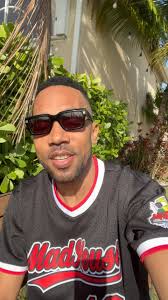 Eli Cham's Instagram, Twitter & Facebook