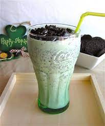 Oreo Shamrock Shakes From Thefoodcharlatan Com Mint Chocolate Chip Milkshake Oreo Shake Milkshake Recipes