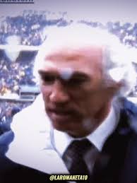 No hay que olvidar que Carlos Bianchi sacó campeón del mundo y de América a  Vélez, simplemente el mejor técnico de la historia.