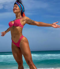 How tall and how much weigh aline riscado? Aline Riscado Surge Zen E Bronzeada Em Foto De Biquini Primeira Hora