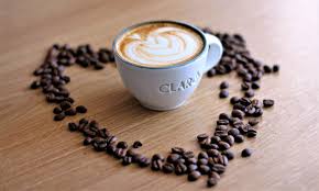 În afară de latte și capucciono, nu îmi iau niciodată nimic altceva din cafenele, indiferent care sunt acestea. De Ce Face Laptele Spuma È™i Cum IÈ›i AfecteazÄƒ Spuma Cafeaua