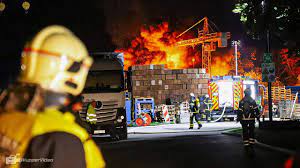We did not find results for: Nachtlicher Grossbrand In Wuppertal Lagerhalle In Nachstebreck Steht In Flammen 09 07 2020 Youtube