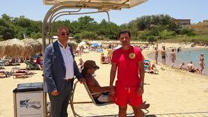 Τα νερά είναι ρηχά και είναι τέλεια για μικρά παιδιά. Tis Paralies Twn Agiwn Apostolwn Epi8ewrhse O Dhmarxos Flashnews Gr