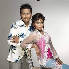 Ketika masih bersekolah menengah, achik dan nana sering bergandingan dalam persembahan duet di majlis kenduri kahwin dan pertandingan karaoke sekitar negeri sembilan. Cari Ketenangan Achik Kkbox