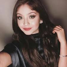 Fotos de Michael Ronda (Simon) y Karol Sevilla (Luna)