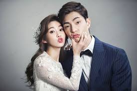 플리트비체 스튜디오는 사랑 본연의 의미를 거짓없는 시선과 진실된 마음으로 지금 이순간 가장 행복한 두 분께 아름다운 사진으로 영원히 간직하실 수 있게 매 순간 깊이 있는 촬영으로 다가가겠습니다 실내 세트의 고급스럽고 깊이감 있는