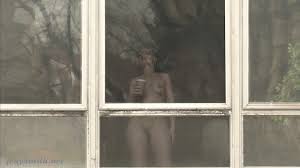 Estou espionando minha vizinha gostosa se masturbando pela janela.