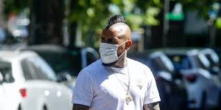 Sin embargo anoche, el cuerpo médico de la selección chilena divulgó que el jugador arturo vidal presentaba un síndrome febril por amigdalitis pultácea con deshidratación. Sspgoqjourphxm