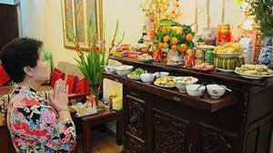 Lễ vật cúng táo quân (hai ông, một bà) tùy mỗi gia đình chủ yếu là thành tâm nhưng thông thường cần chuẩn bị những lễ vật như sau ngoài ra cũng tùy mỗi gia đình có thể cúng mâm cơm thường dùng hằng ngày gồm: Puivw47kjsuzym