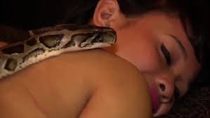 Will This Really Help You De Stresssss Indonesian Spa Gives Massages By Draping Your Body In Snakes Because The Fear Is Good For You Daily Mail Online