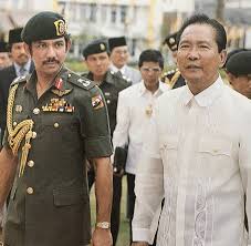 'saya maafkan saya, kebawah duli yang maha mulia paduka seri anda,'beliau mula, ́untuk membawa ini dalam: Kebawah Duli Yang Maha Mulia Paduka Seri Baginda Sultan Haji Hassanal Bolkiah Muizzaddin Waddaulah Bersama Presiden Ferdinand Marcos Sewaktu Berangkat Ke Peraya