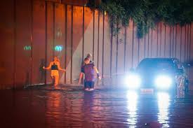 Enorme hagelstenen, wateroverlast, en kapotte kassen. Sinkholes In Voortuinen En Auto S Die Bijna Kopje Onder Gaan Noodweer In Brabant Na Snikhete Dag Brabant Bndestem Nl