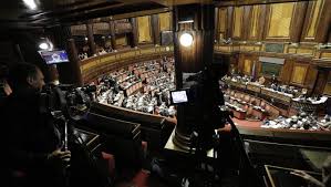 Da 'siamo onorati di servire il vostro paese' al numero di persone in terapia intensiva, il premier viene corretto. Wiippmuj7s5l M