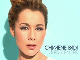 Elle devient célèbre en 2002 lors de sa participation à l'émission popstars, elle sort dès l'année suivante son premier album, dont le succès lui permet de devenir une vedette de la chanson française. Concert Chimene Badi 2021 2022 Lyon Lille