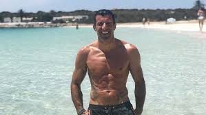 Join the discussion or compare with others! Luis Figo A Banhos Em Forma Jogo Da Vida Jornal Record