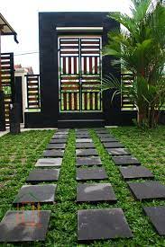 30 desain halaman rumah minimalis asri luas dan mewah gambar halaman rumah ini menunjukkan desain minimalis yang terlihat sangat modern keramik warna putih tampak memenuhi halaman dan dipadukan dengan hijaunya rerumputan anda biasa menanam tumbuhan di atas rumput hijau dengan membuat lahan memanjang Halaman Rumah Yang Indah Terbaru Desain Rumah Minimalis