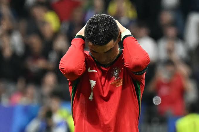 Ronaldo khóc nức nở khi sút hỏng phạt đền, lập kỷ lục buồn ở EURO