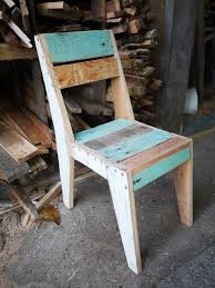Petite Chaise Patchwork En Bois De Palette Et Erigraphie Creation Rdutemps Moveis De Madeira Reciclada Moveis De Madeira Moveis De Paletes