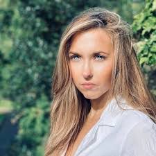 Anne Irving's Instagram, Twitter & Facebook