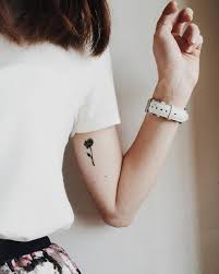 Rosen Tattoo Schulter Und Arm Frau Mit Mittellangen Haaren Weisses Hemd Weisses Haa Minimalistisches Tattoo Weibliche Arm Tattoos Innenarm Tatowierungen
