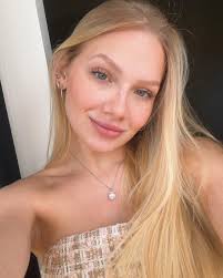 Melissa Almeida's Instagram, Twitter & Facebook