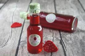 Erdbeersirup Einfach Selber Machen Schnin S Kitchen In 2020 Erdbeersirup Erdbeer Sirup Erdbeersirup Selber Machen